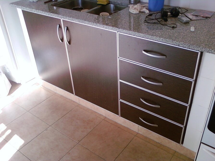 Cliente satisfecho con sus muebles a medida